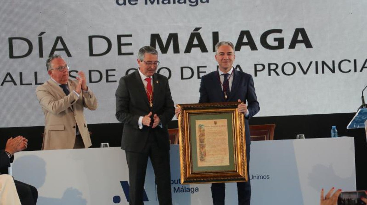 El consejero de Presidencia, Elías Bendodo, recoge el galardón de la mano del actual presidente de la Diputación, Francisco Salado