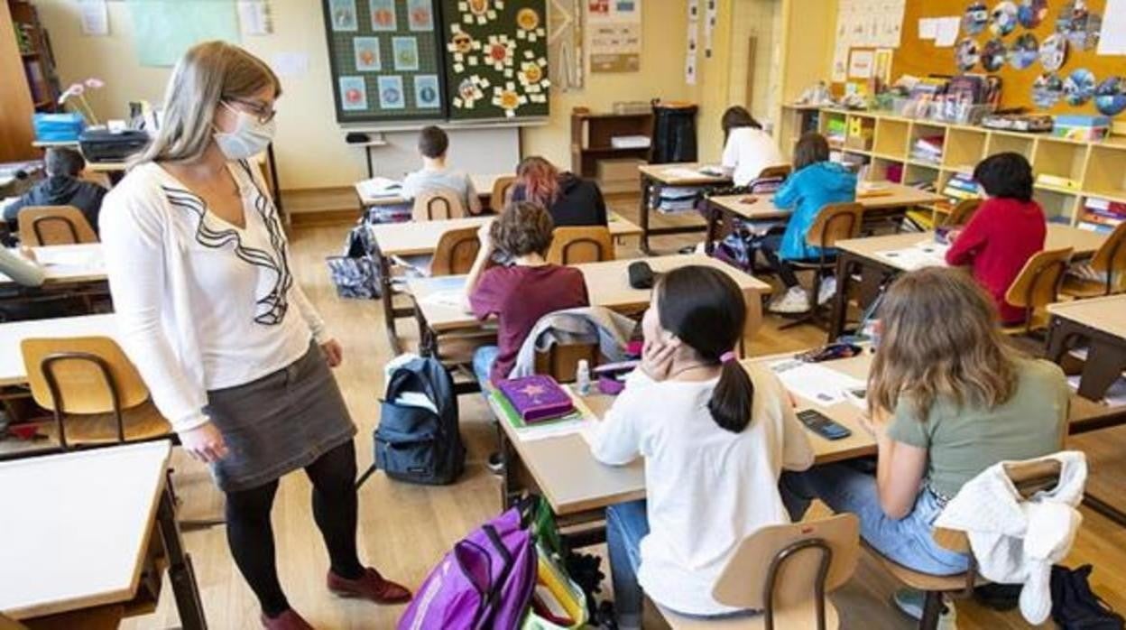 Una docente en clase con sus alumnos