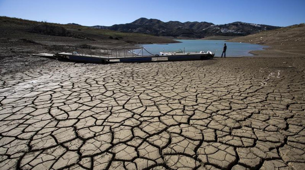 Aspecto que presentaba el embarcadero del pantano de La Viñuela (Málaga) debido al bajo nivel de agua por la falta de lluvias en esta zona