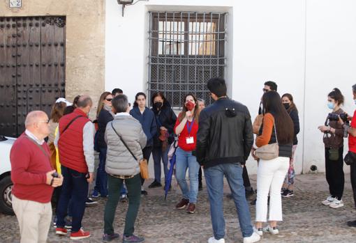 Un grupo de turistas, con su gía, en el Casco durante la última Semana Santa