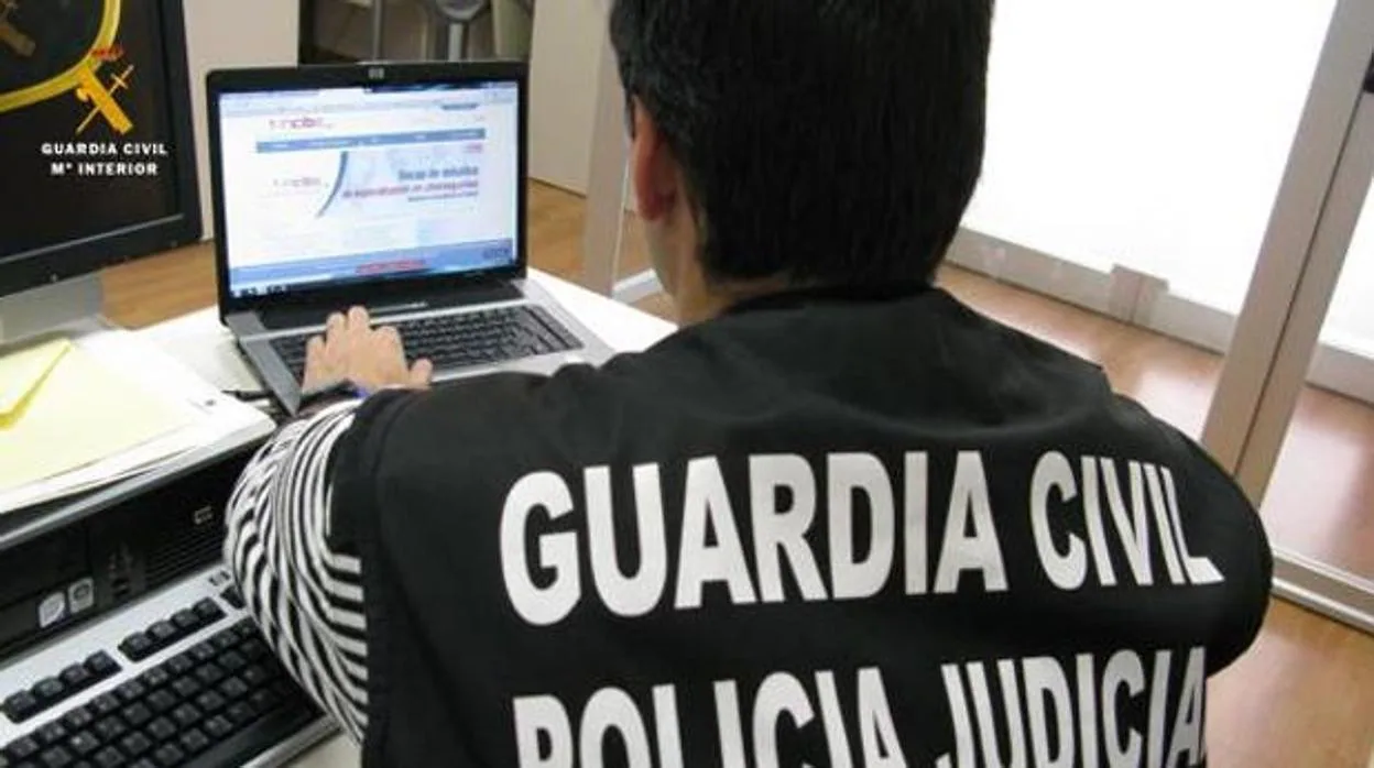 Un agente de la Guardia Civil, frente a un ordenador durante una investigación