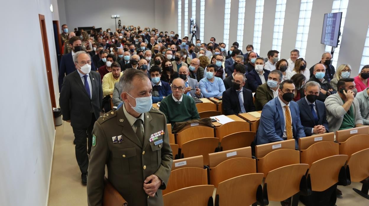 El general Maldonado, en primer plano, y el presidente de CECO en las jornadas empresariales de esta mañana