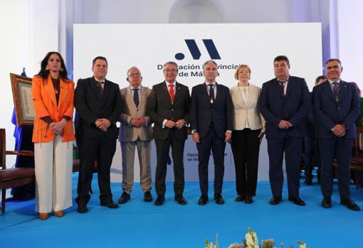 Foto de familia con las Medallas de Oro 2022