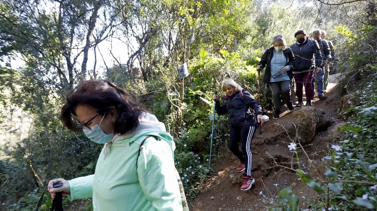 Senderistas realizan una ruta por los caminos de Córdoba