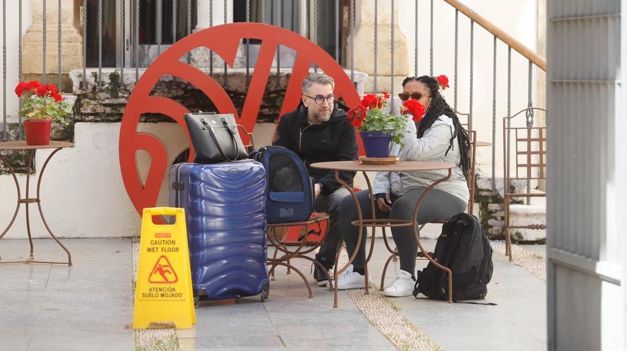 Turistas a la entrada de un hotel de la capital durante la última Semana Santa