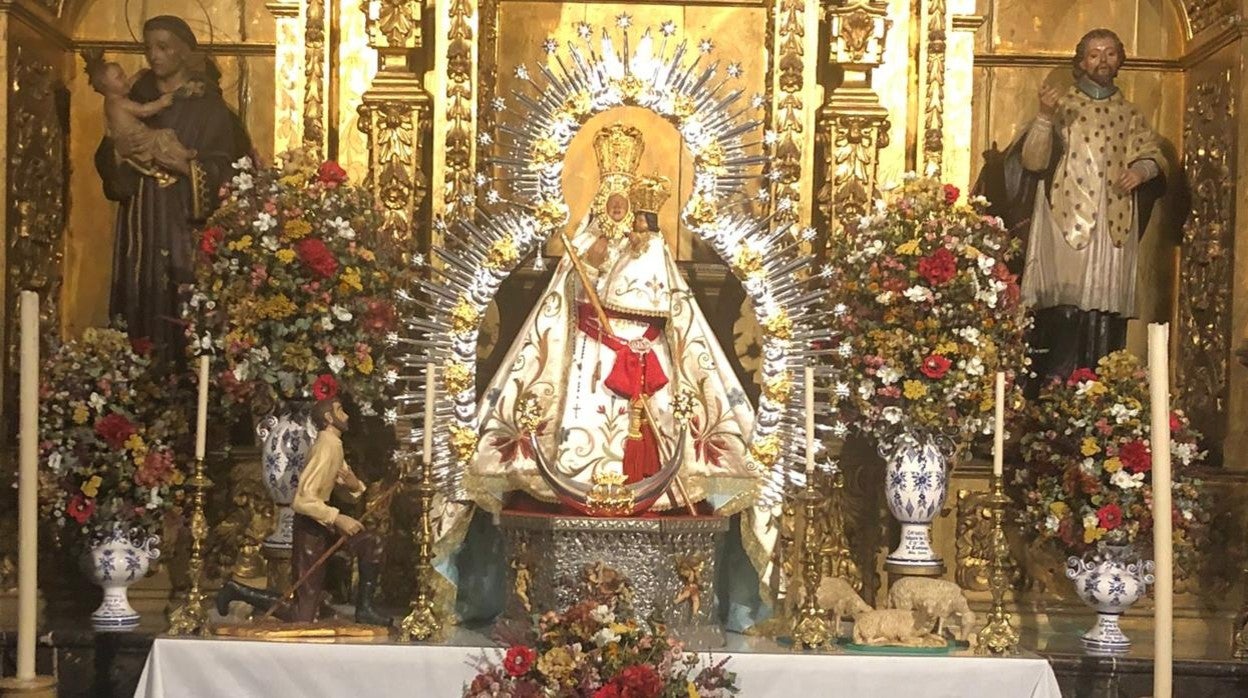 La Virgen de la Cabeza, recién restaurada, al igual que su resplandor