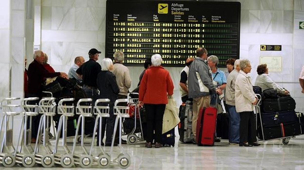 Viajeros, en el aeropuerto de Almería