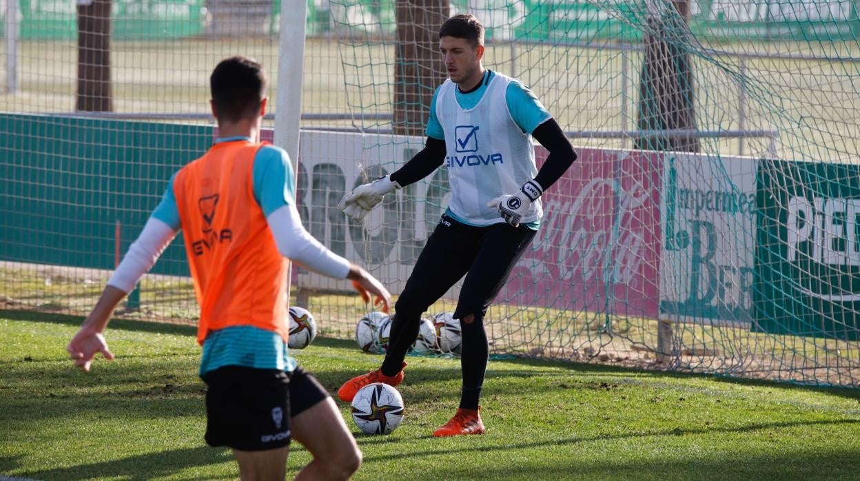 El portero del Córdoba CF Carlos Marín saca el balón con los pies en un entrenamiento