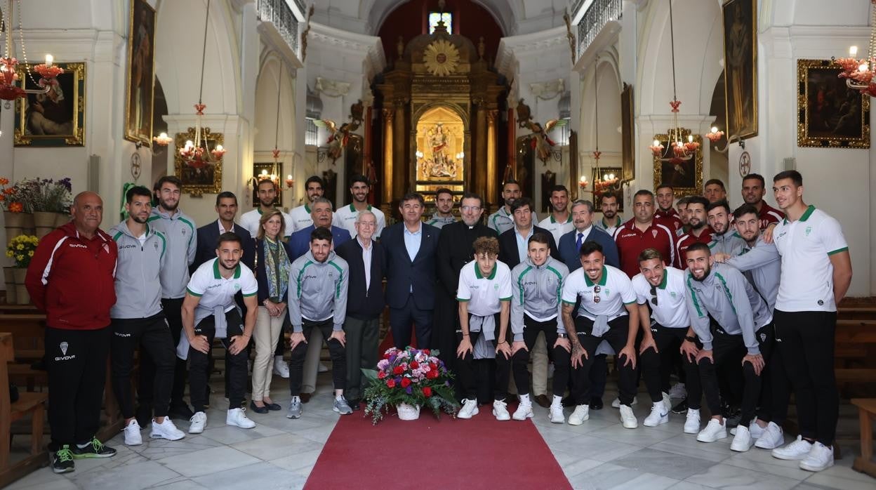 Plantilla, técnicos y dirigentes, este miércoles, en la ofrenda floral a San Rafael