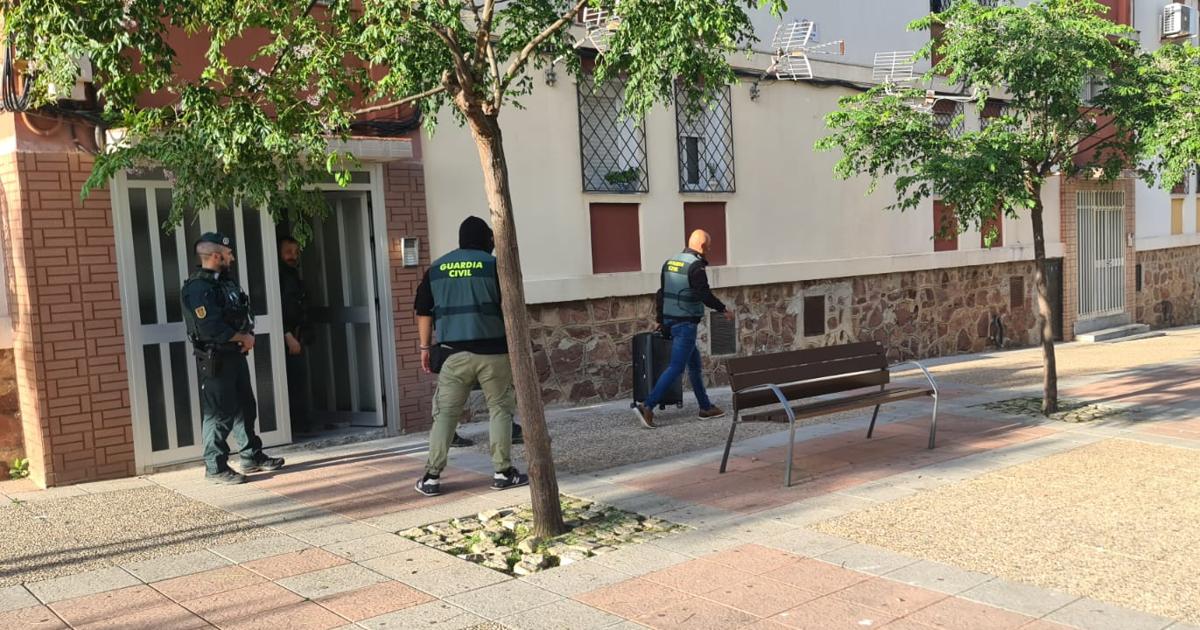 Agentes de la Guardia Civil, en uno de los registros efectuados en Ceuta
