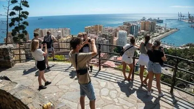 Málaga recupera un mayor peso de visitantes extranjeros tras la espantada por la variante Ómicron