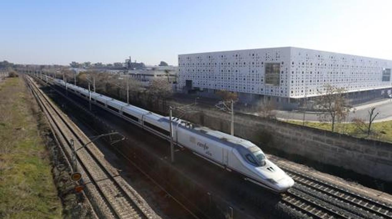 Un tren de alta velocidad pasa junto a las instalaciones del Centro de Ferias