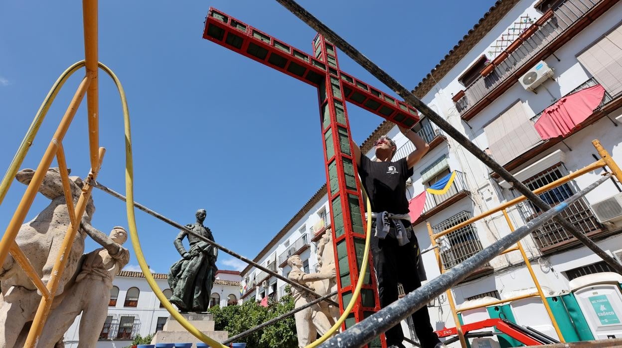 Preparativos de una Cruz de Mayo