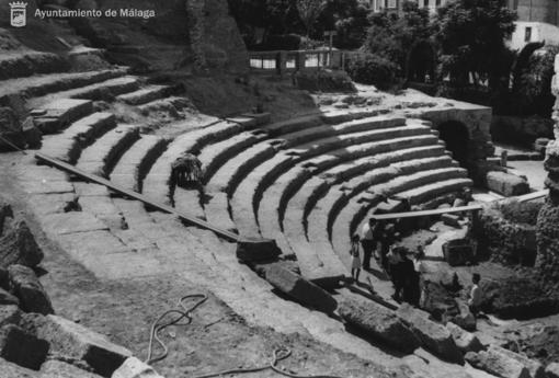 El Teatro Romano fue descubierto en 1951, aunque estuvo semioculto hasta los años 90 por el edificio de la Casa de la Cultura