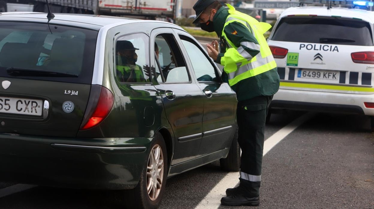 Un guardia civil durante un control de tráfico en Córdoba