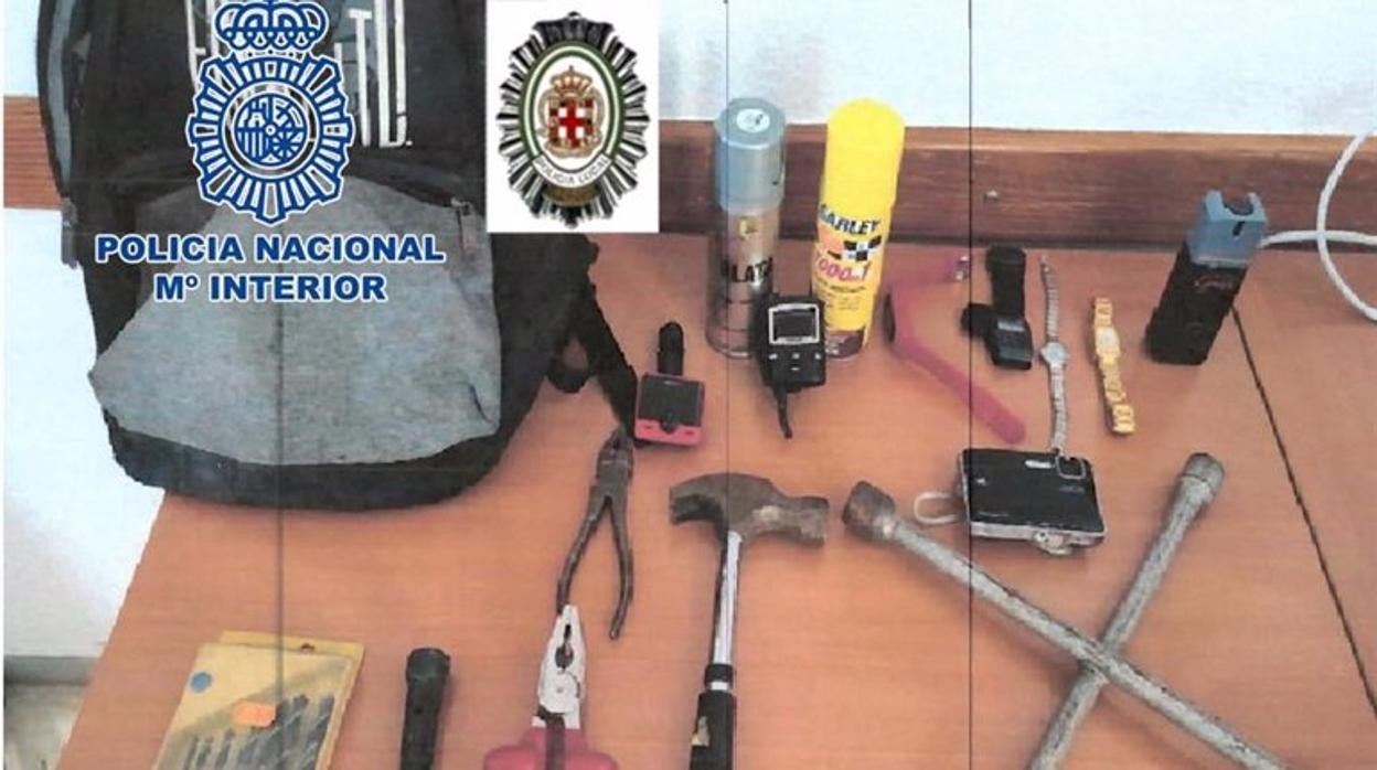 Parte del material intervenido a los dos arrestados