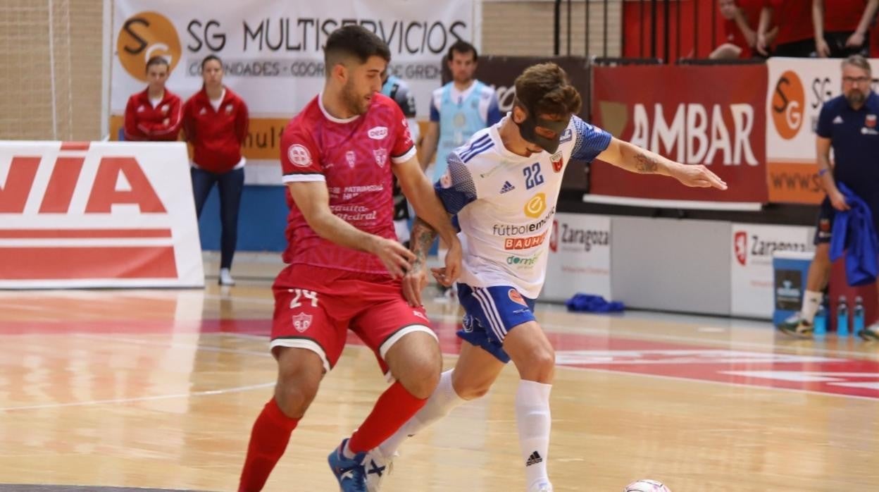 Ismael lucha por el balón ante Jamur del Fútbol Emotion Zaragoza