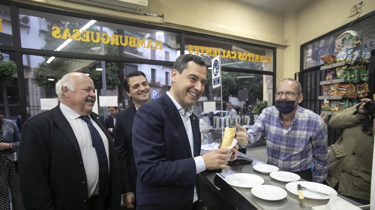 El presidente se toma un perrito en presencia del consejero de Salud y del alcalde