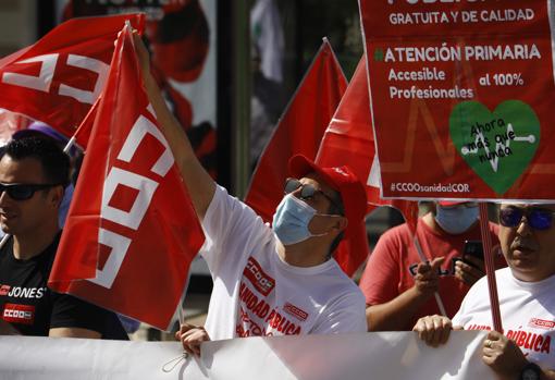 Asistentes portan banderolas de CC.OO. y en defensa de la Atención Primaria