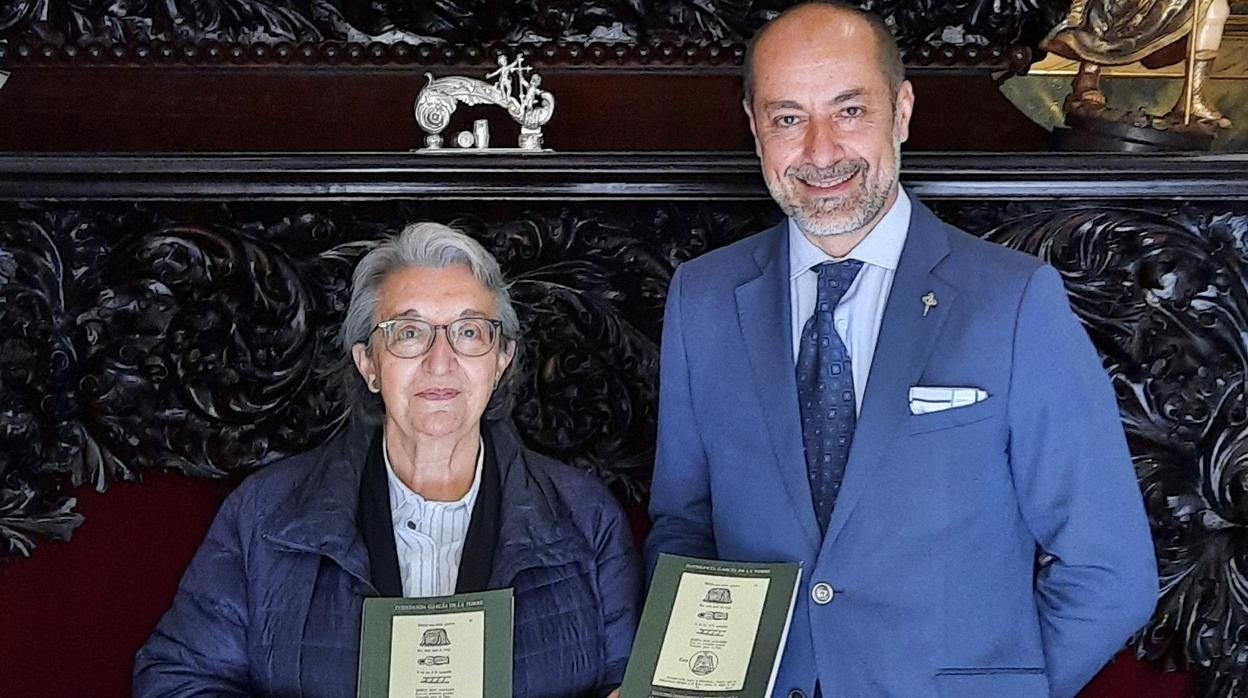 Fuensanta García de la Torre, con el hermano mayor de la Carretería, Miguel Ángel Moreno, ante el paso de misterio del Cristo de la Salud