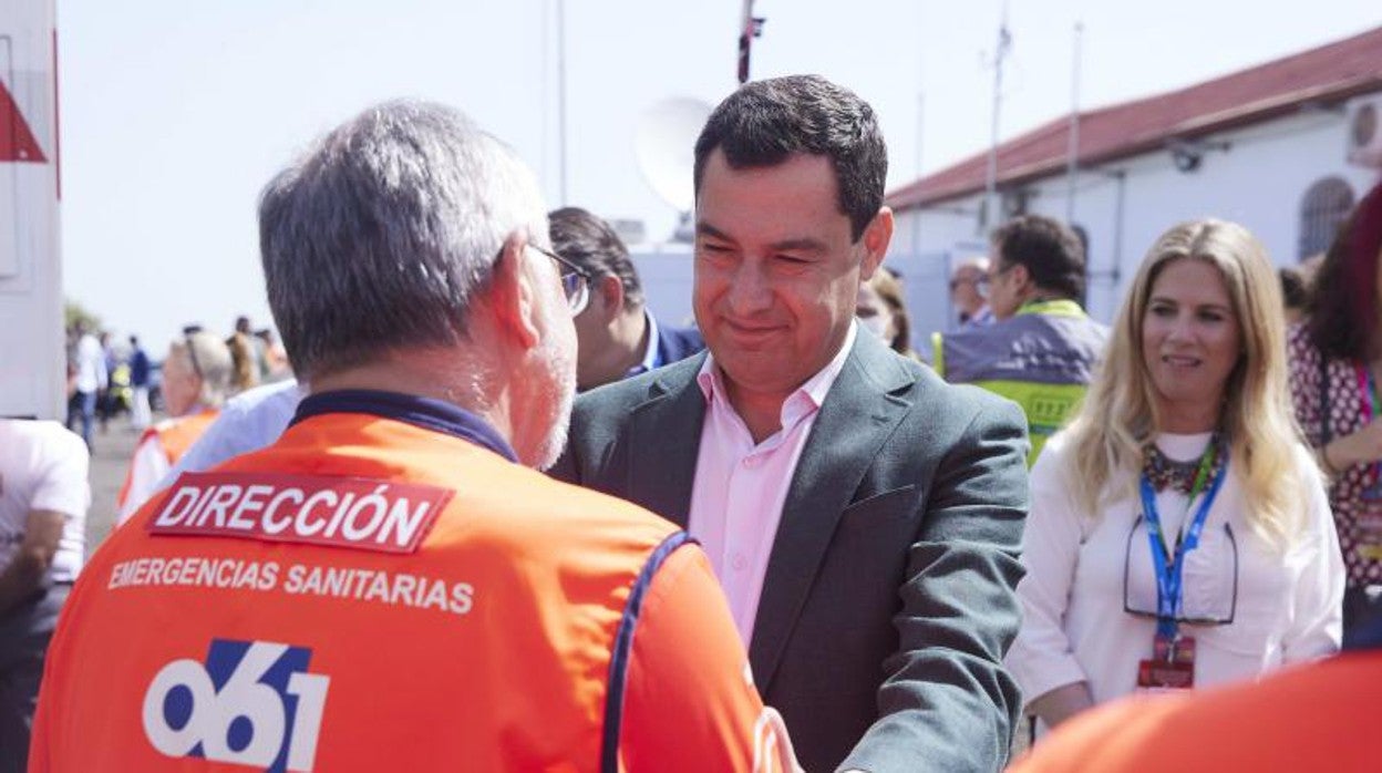 El presidente de la Junta, Juanma Moreno, saluda a un miembro del 061 en Jerez