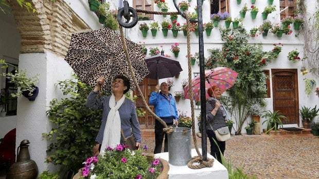 La lluvia puede colarse este martes 3 de mayo por la tarde en la celebración del primer día de los Patios