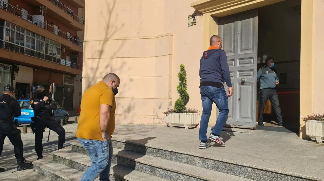 Dos de los acusados, a su llegada a la sección de Algeciras de la Audiencia Provincial