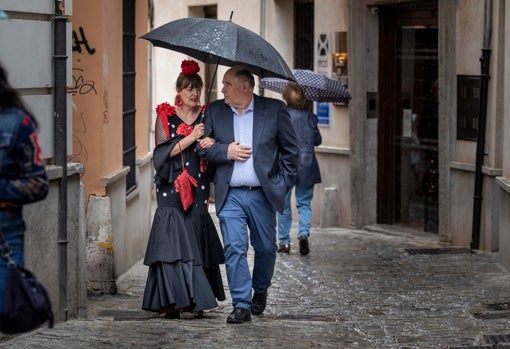 El agua puso en duda el Día de la Cruz en Granada