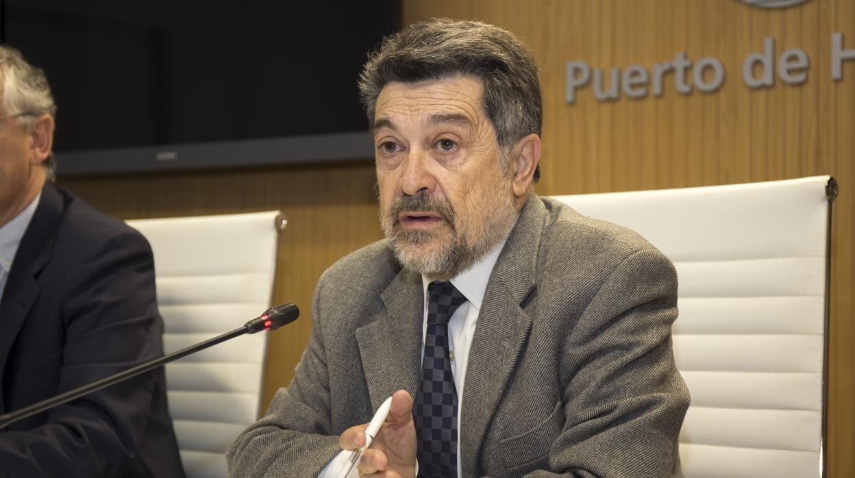 Javier Barrero, en rueda de prensa durante su presidencia en el Puerto de Huelva