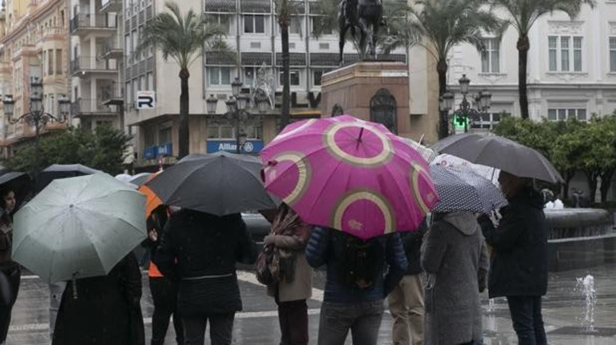 Un grupo se refugia de la lluvia en Córdoba