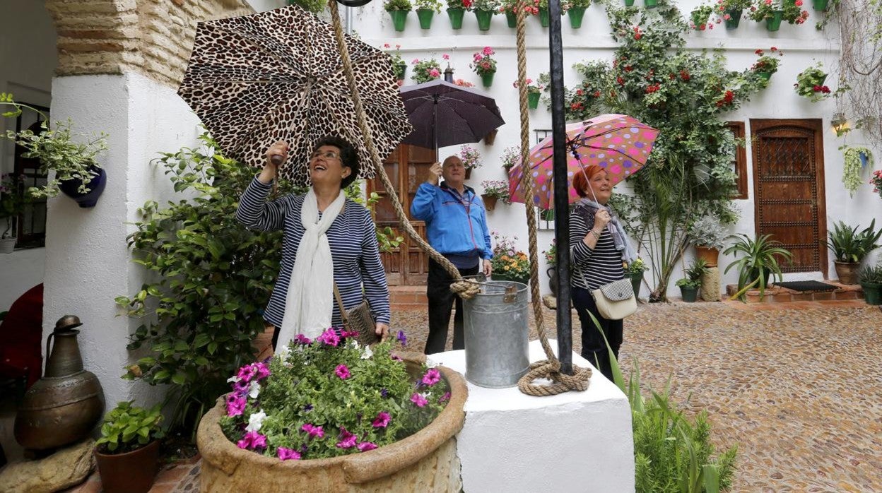 Turistas visitando los Patios en una jornada de lluvia, en una imagen de archivo