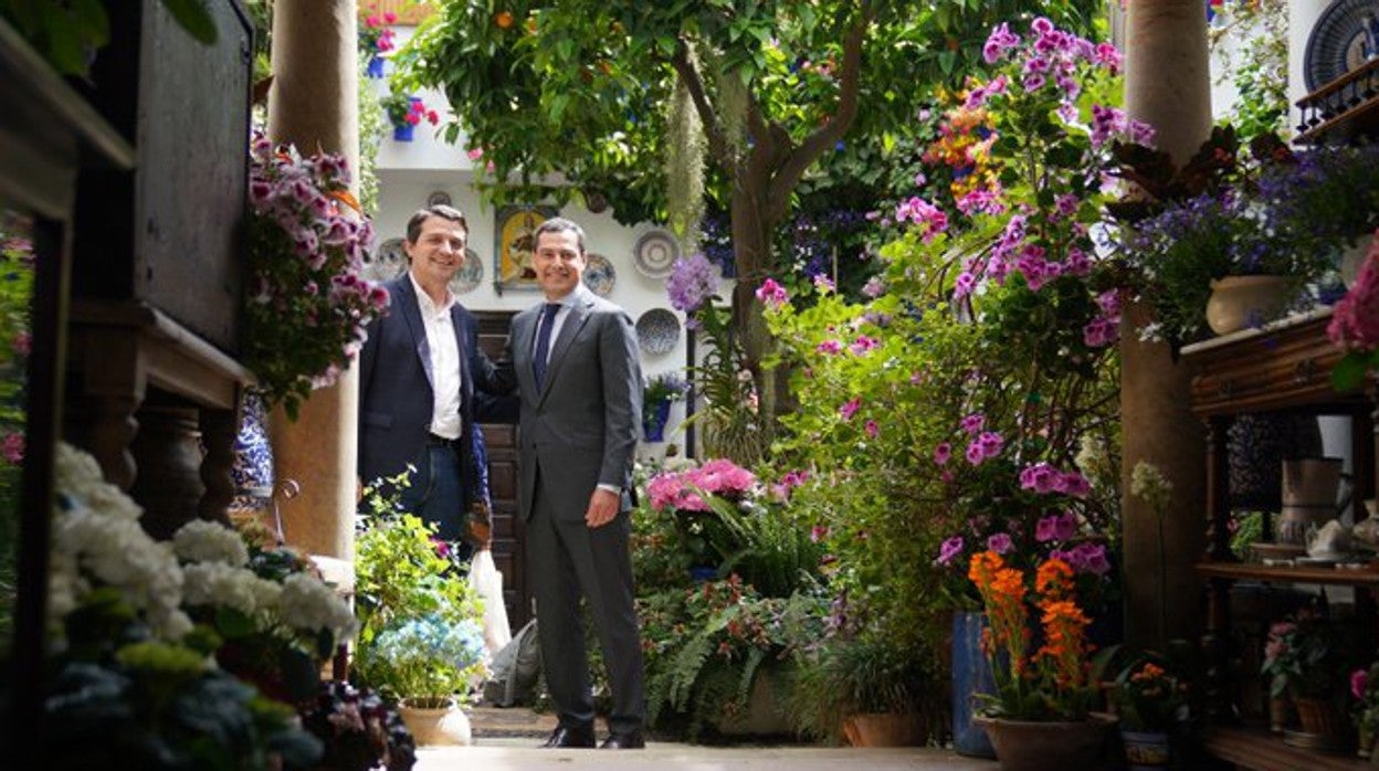 Juanma Moreno junto al alcalde José María Bellido en un patio de Córdoba