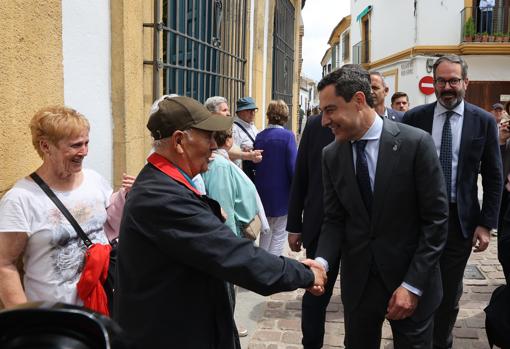 El presidente de la Junta saluda a una persona junto al Palacio de Viana de Córdoba