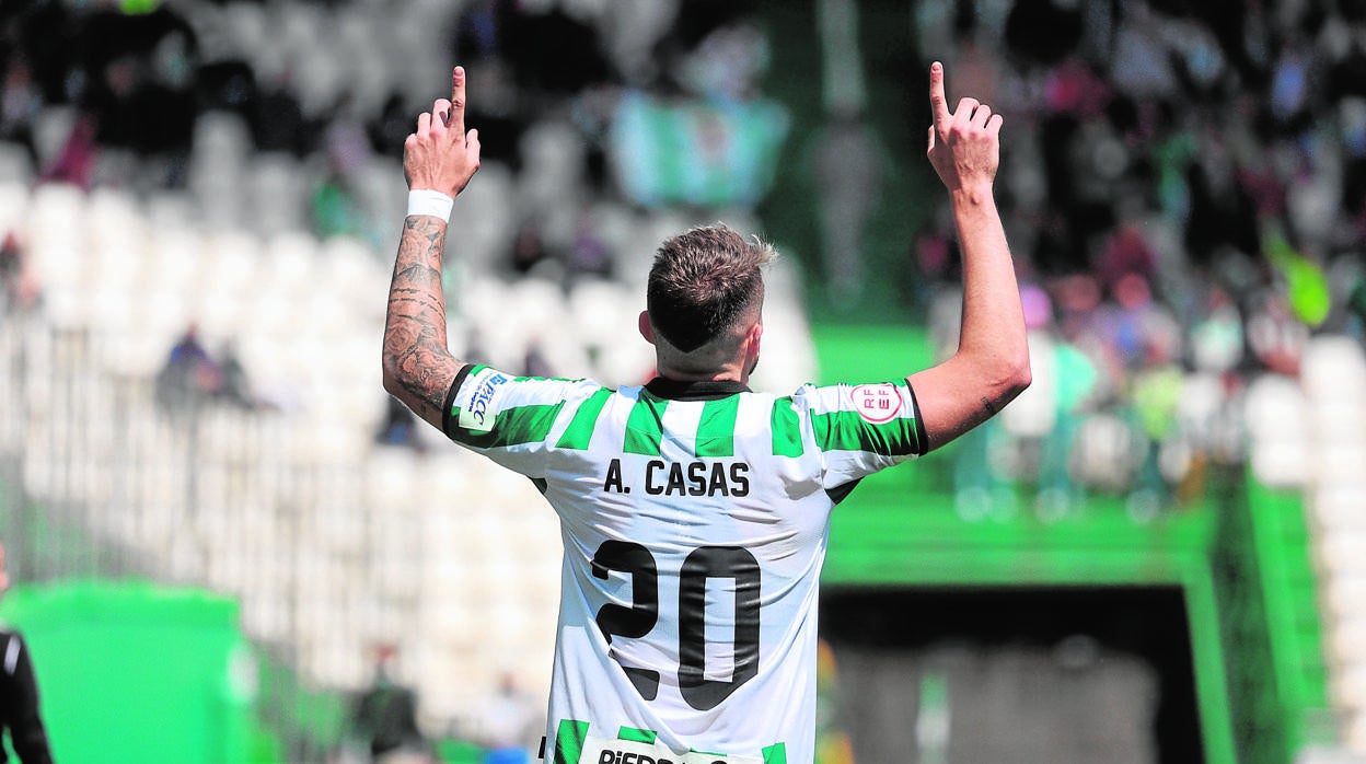 El delantero Antonio Casas celebra un gol en el último encuentro en el Arcángel