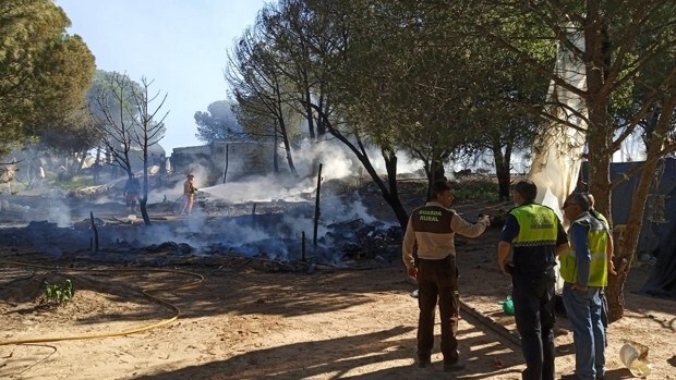 Arden una veintena de chabolas en un incendio en un asentamiento en Lucena del Puerto