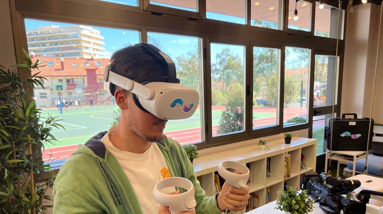 Los alumnos pueden descubrir nuevas experiencias con una gafas de realidad virtual