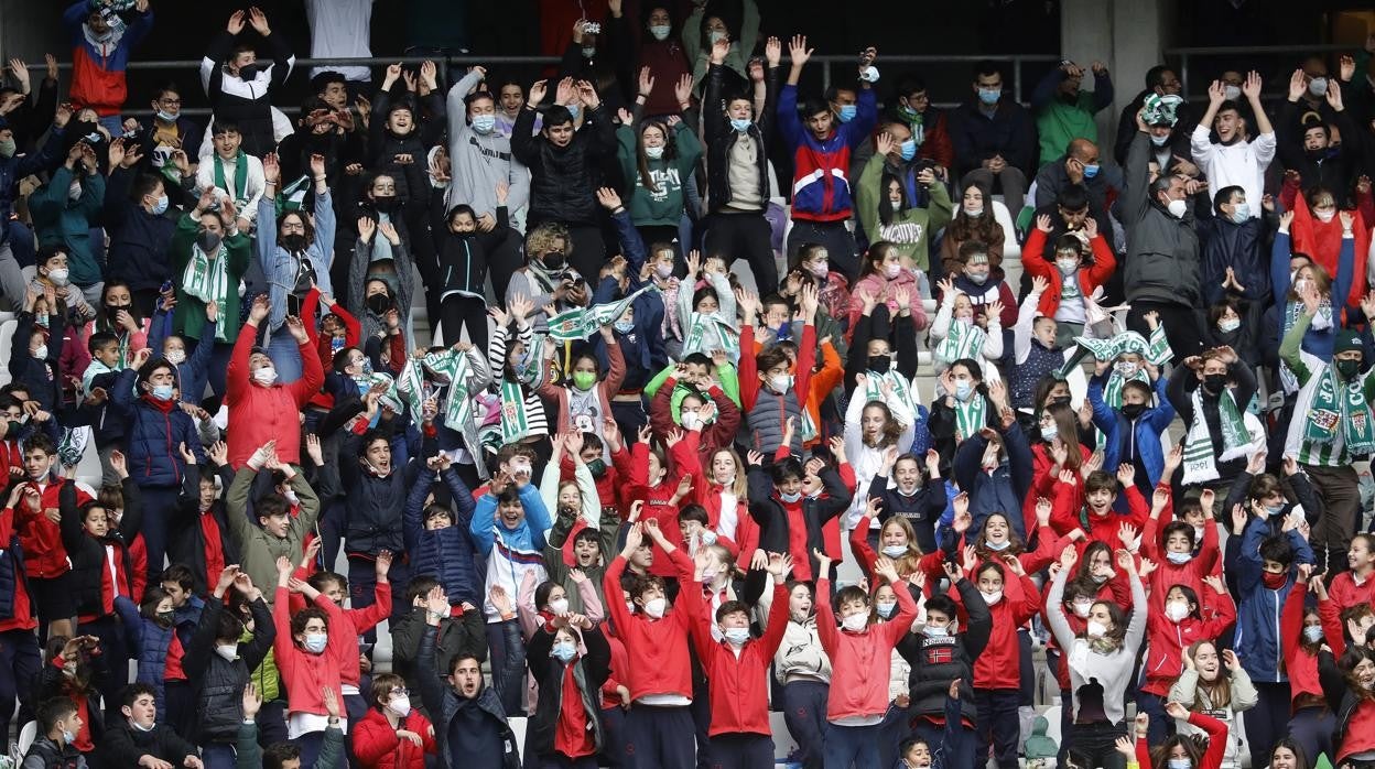 Los escolares llenan las gradas de El Arcángel en el partido ante el Tamaraceite