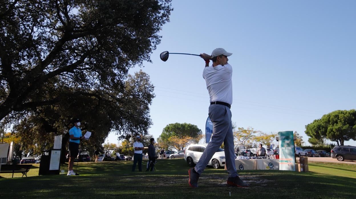 Un golfista participa en la Copa Albolafia