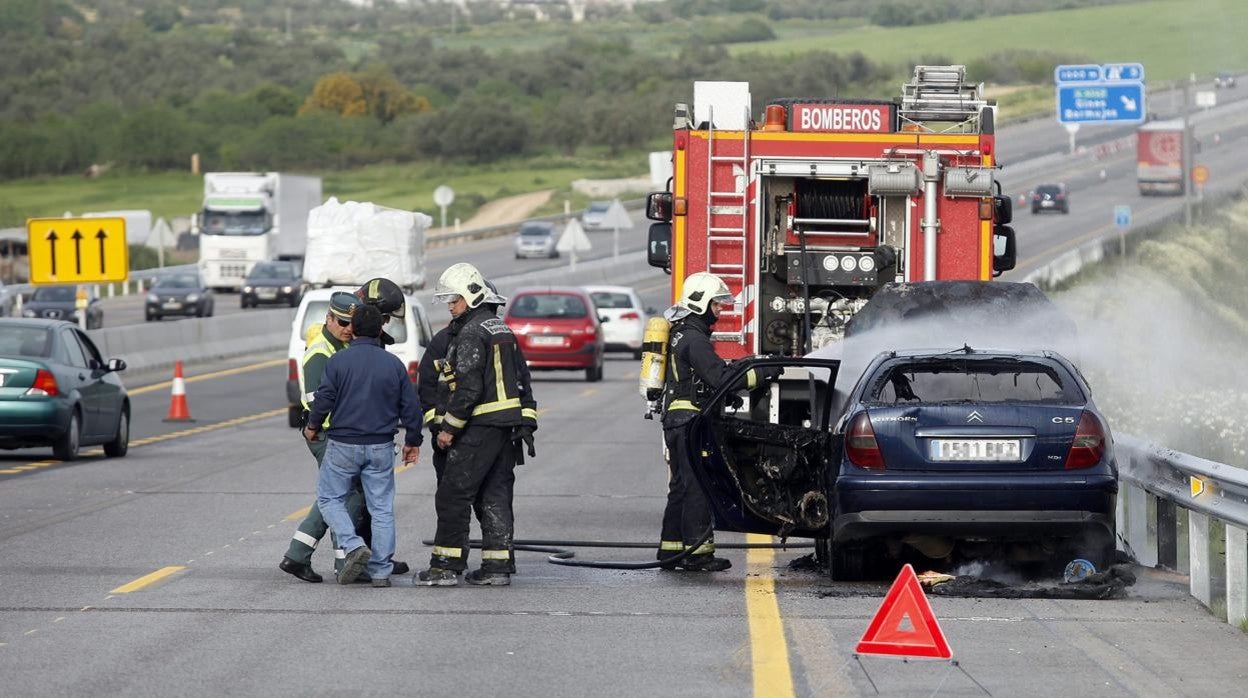 Imagen de archivo de un fuego en un coche