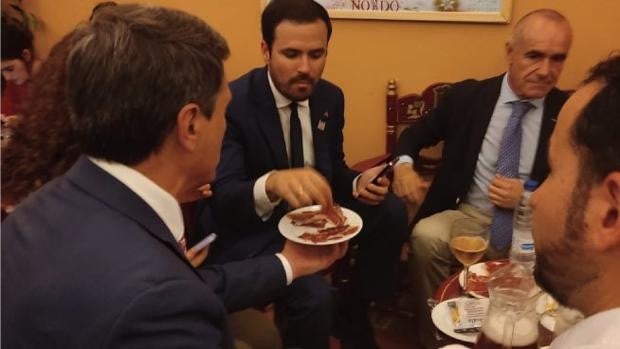 Cargos del Partido Popular se burlan del ministro Garzón comiendo jamón en la Feria de Sevilla