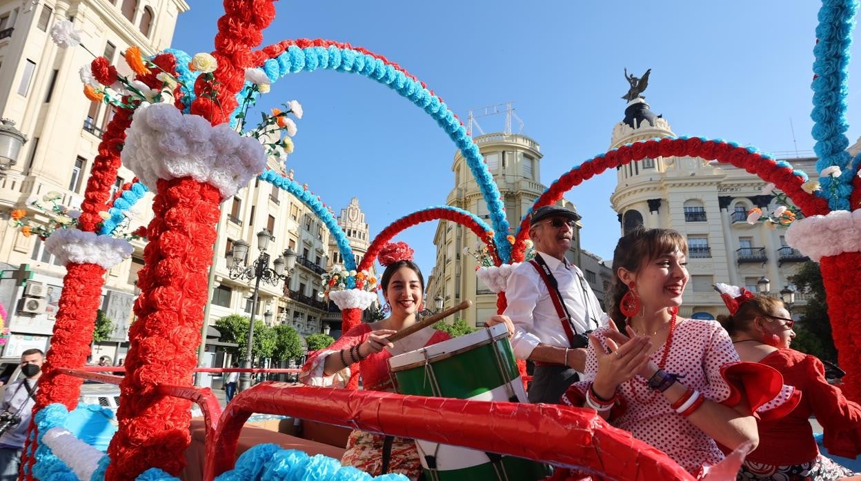 Una de las carrozas de la Hermandad de la Virgen de Linares a su paso por las Tendillas