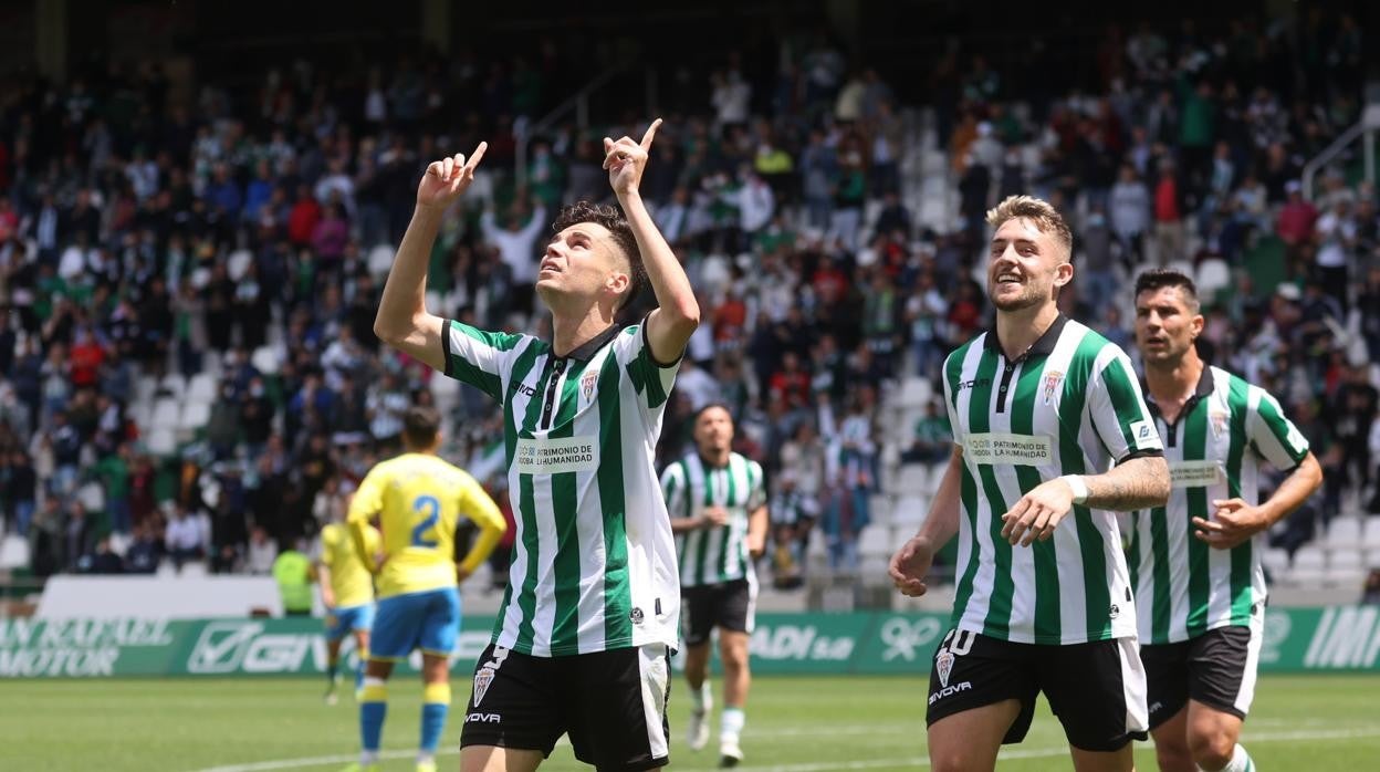 Luismi, Willy y Casas celebran un gol en El Arcángel