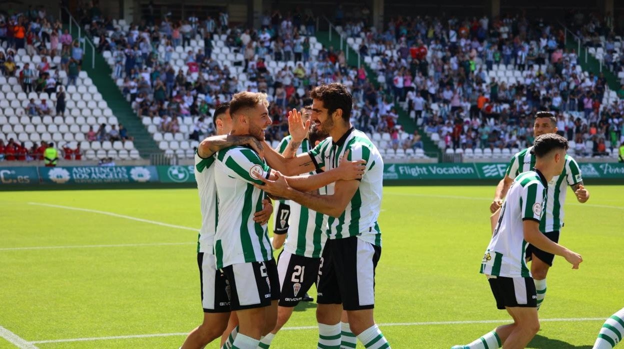 Los jugadores del Córdoba celebran la reacción ante el Ceuta