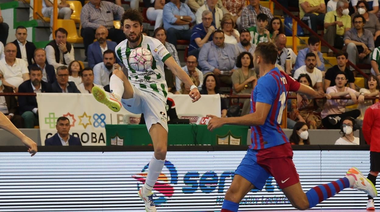 Zequi controla el balón durante el partido en Vista Alegre