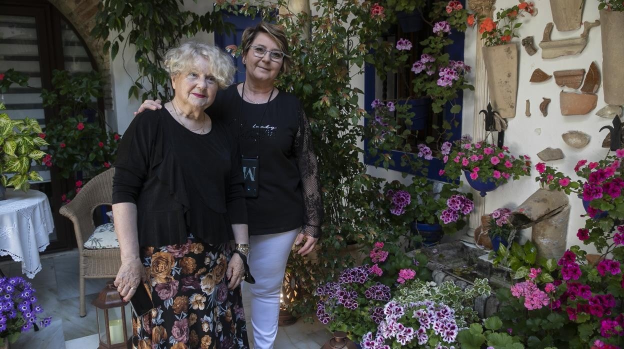 Julia Sesma y Montse Vázquez, en su patio de Isabel II, 1