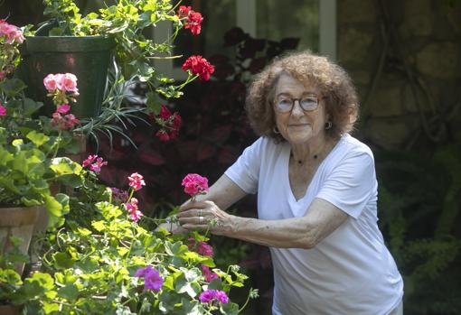 Cristina Bendala, propietaria y cuidadora del patio de la plaza de Las Tazas