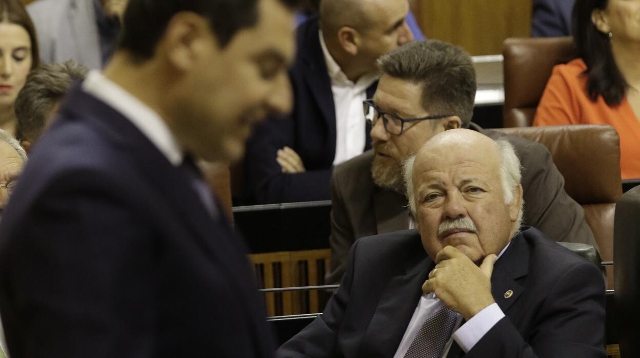 Jesús Aguirre escucha al presidente Moreno en el Parlamento