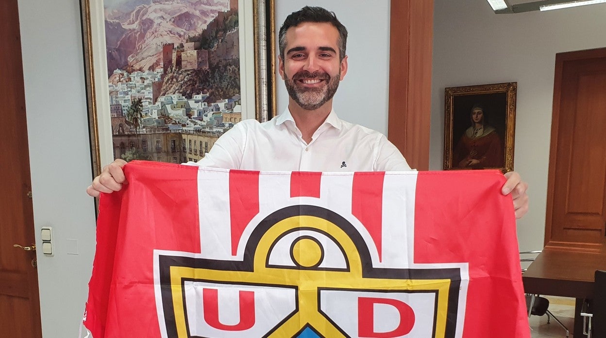 Ramón Fernández-Pacheco posa con la bandera de la UD Almería.