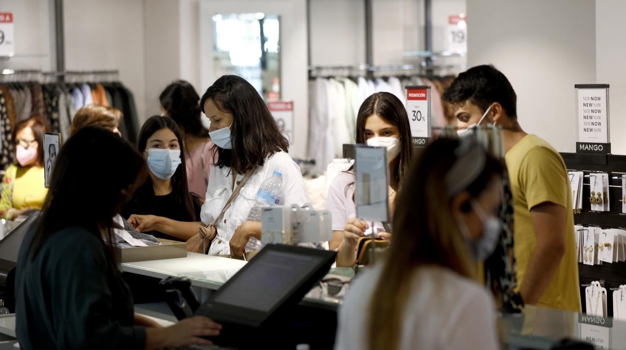 Clientes en la caja de un comercio de Córdoba