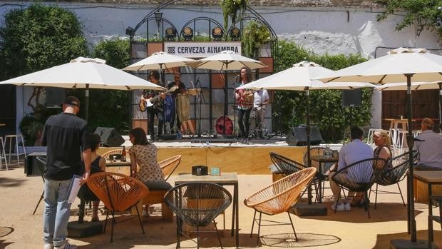 Cervezas Alhambra abre su espacio del Mayo de Córdoba en el Cine Fuenseca